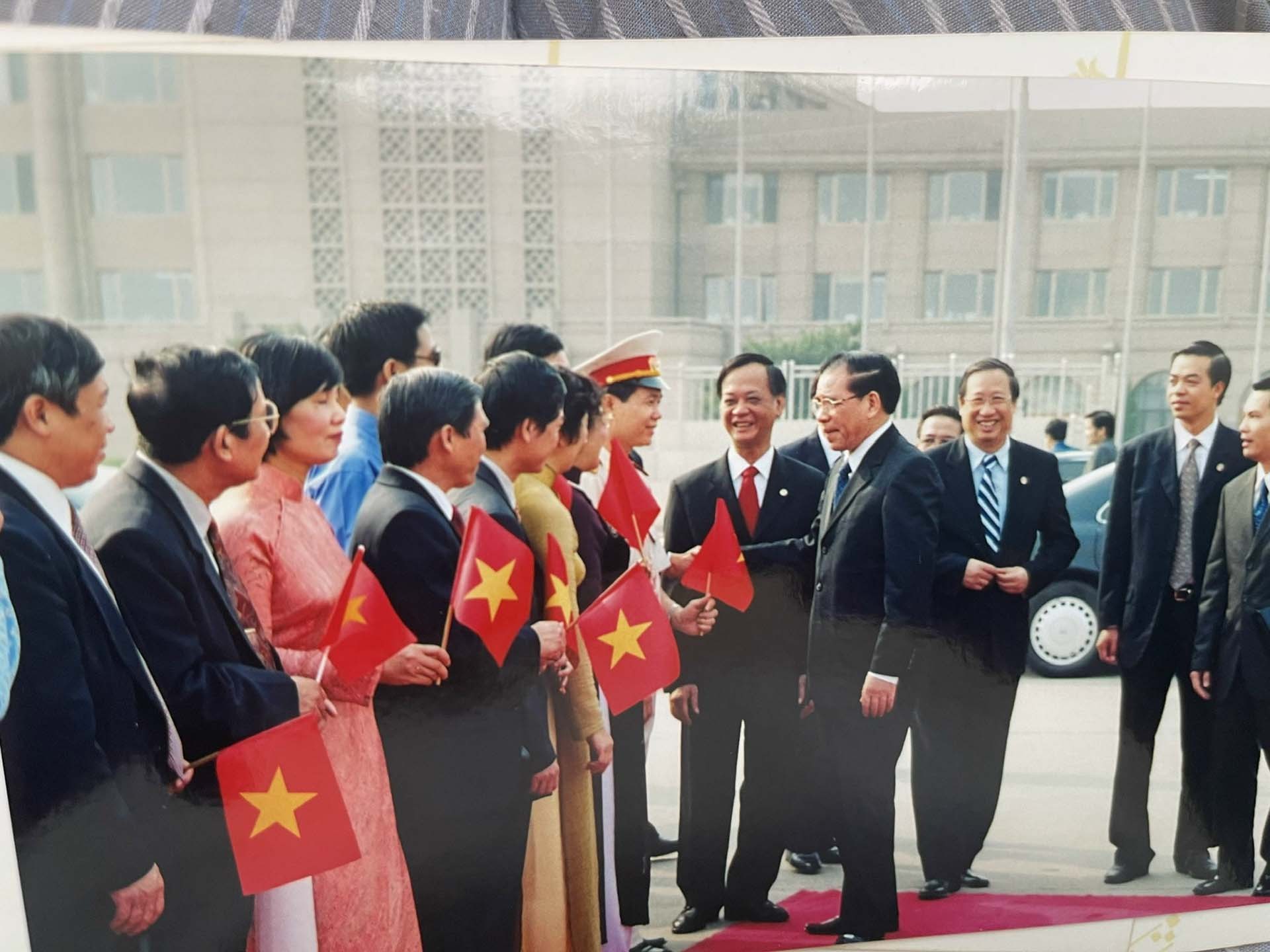Ông Bùi Trọng Vân đón đoàn Tổng Bí thư Nông Đức Mạnh thăm Quảng Châu nhân chuyến thăm chính thức Trung Quốc, tháng 8/2006. (Ảnh: NVCC)