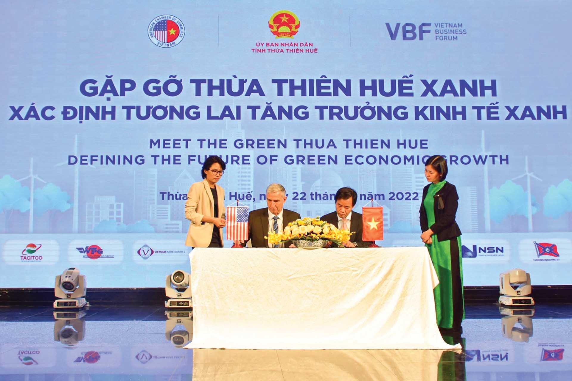 Ký kết hợp tác giữa UBND tỉnh Thừa Thiên Huế với Hiệp hội Thương mại Mỹ tại Việt Nam (AmCham) tại hội nghị “Gặp gỡ Thừa Thiên Huế xanh: xác định tương lai tăng trưởng kinh tế xanh”. (Ảnh: thuathienhue.gov)