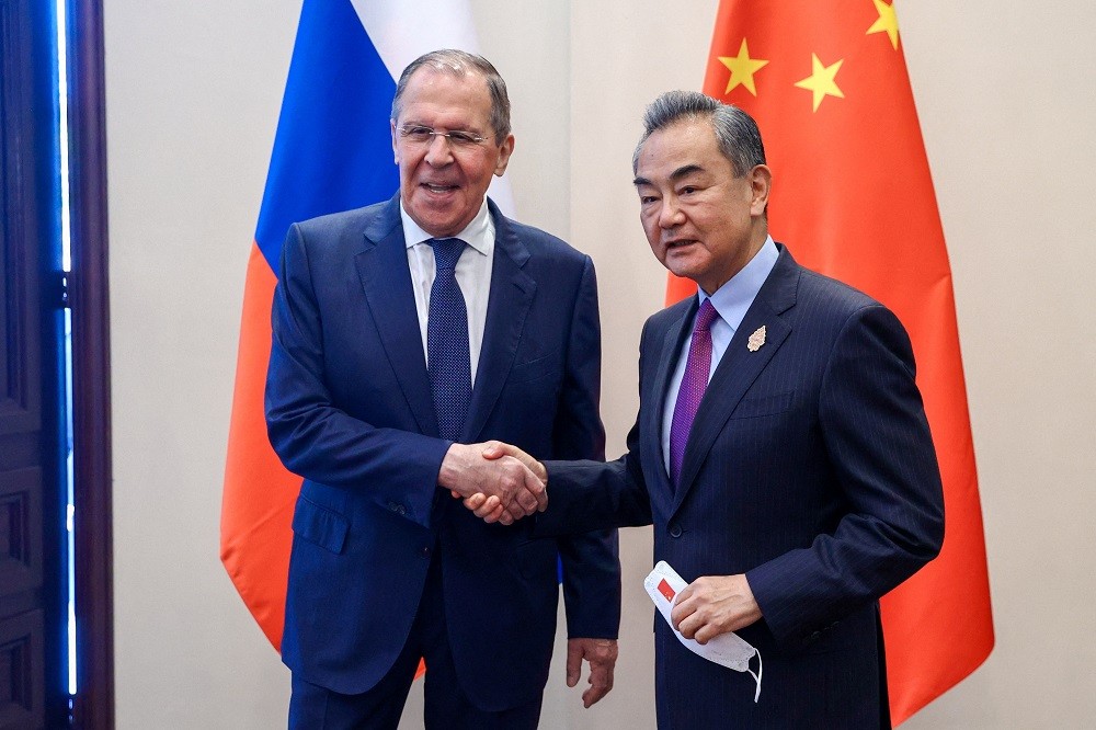 (10.28) Ngoại trưởng Nga Sergey Lavrov và người đồng cấp Vương Nghị trong cuộc gặp bên lề Hội nghị G20 tại Denpasar, Indonesia tháng 7/2022. (Nguồn: Reuters)