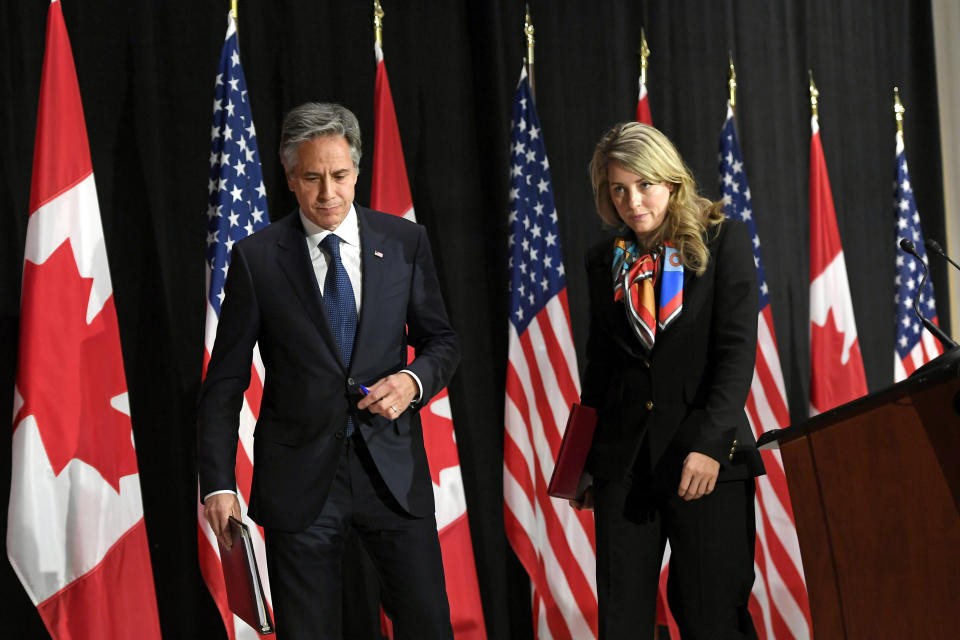 Ngoại trưởng Mỹ Antony Blinken và người đồng cấp Canada Melanie Joly depart a joint press conference following bilateral talks in Ottawa, Canada ngày 27/10. (Nguồn: AP)