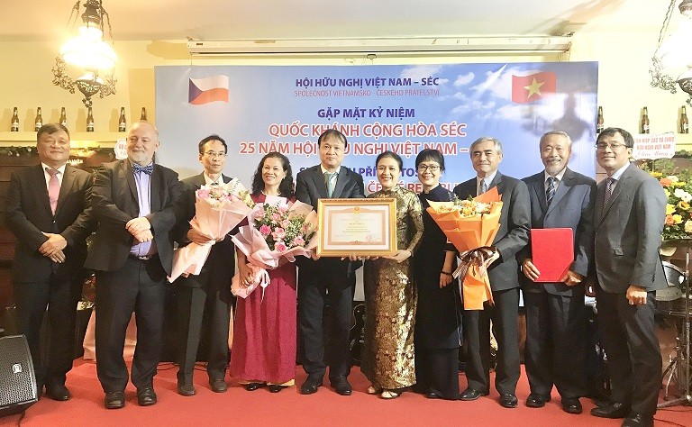 Giao lưu hữu nghị kỷ niệm Quốc khánh Czech và 25 năm thành lập Hội Hữu nghị Việt Nam-Czech
