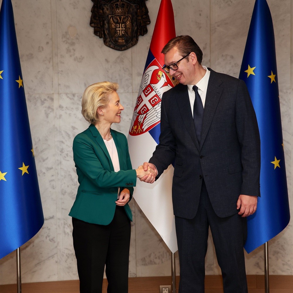 (10.29) Chủ tịch EC Ursula von der Leyen và Tổng thống Serbia Aleksandre Vucic trong buổi gặp gỡ tại Belgrade ngày 28/10. (Nguồn: Twitter)