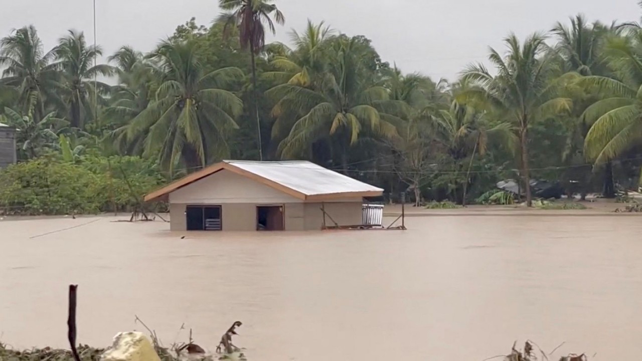 (10.29) Bão Nalgae gây mưa lớn và ngập lụt đã khiến ít nhất 50 người tại làng Datu Odin Sinsuat ở Philippines thiệt mạng. (Nguồn: Reuters)
