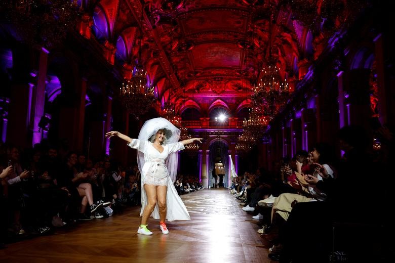 Khi các cụ già tự tin sải bước trên sàn catwalk ở Paris