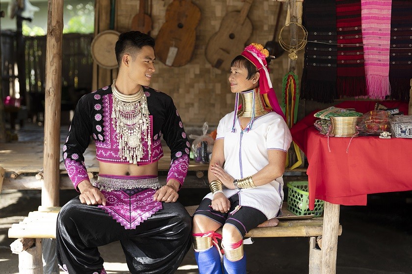 Trong chuyến công tác Thái Lan với cương vị Nam vương toàn cầu 2021, Danh Chiếu Linh tham quan một số địa danh du lịch nổi tiếng ở Chiang Mai và đặc biệt thích thú với làng người cổ dài Kayan.
