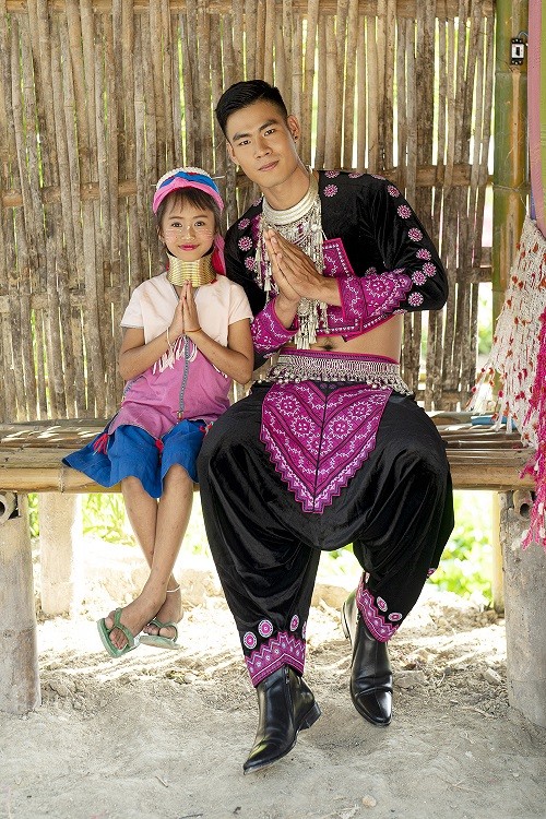 Thái Lan: Danh Chiếu Linh thăm và khám phá văn hóa làng cổ dài