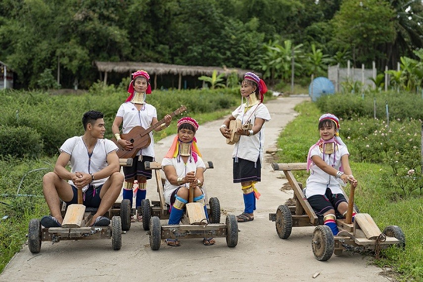 Thái Lan: Danh Chiếu Linh thăm và khám phá văn hóa làng cổ dài