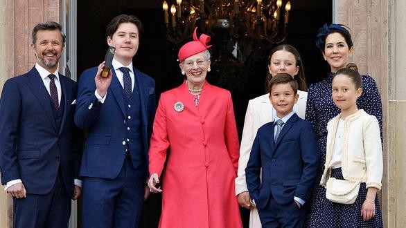 Gia đình Hoàng gia Đan Mạch với Nữ hoàng Margrethe II (áo đỏ), Thái tử Frederik (bìa trái) cùng công nương và các con. (Nguồn: AFP)
