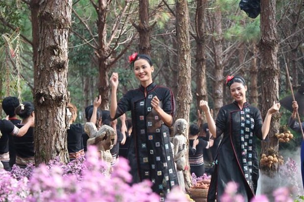 Kon Tum: Không gian văn hóa đặc sắc trình diễn áo dài và thổ cẩm Tây Nguyên
