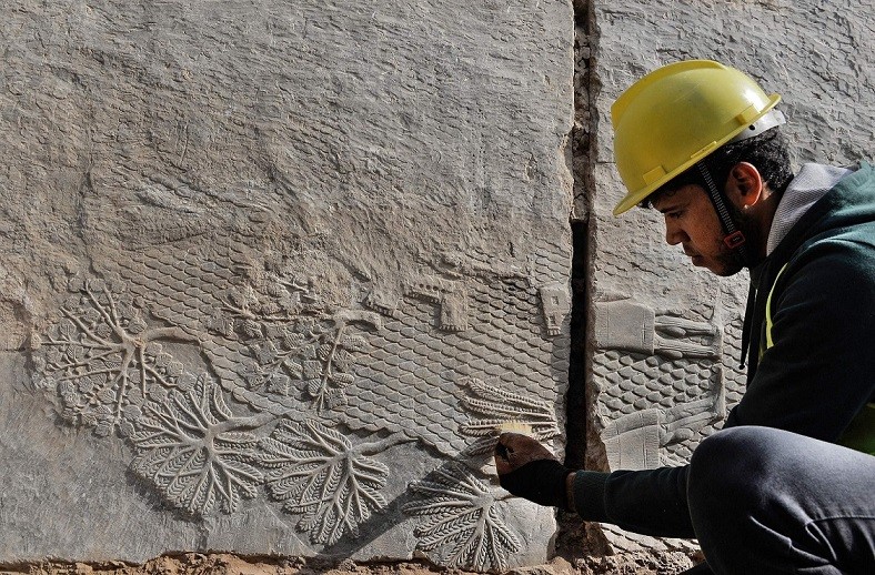 Khai quật những bức chạm khắc trên đá từ thời Đế chế Assyria cổ đại