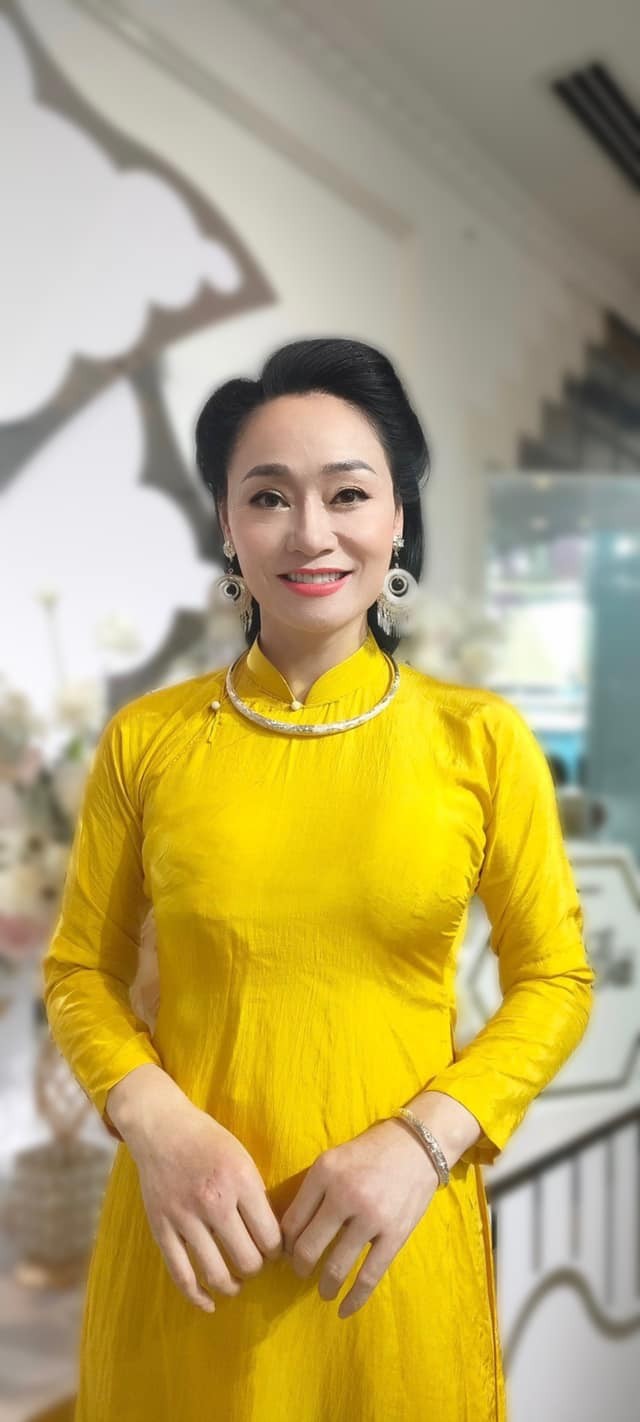 Ngắm nhan sắc 'giai nhân màn ảnh Việt' Quách Thu Phương khi mặc áo dài