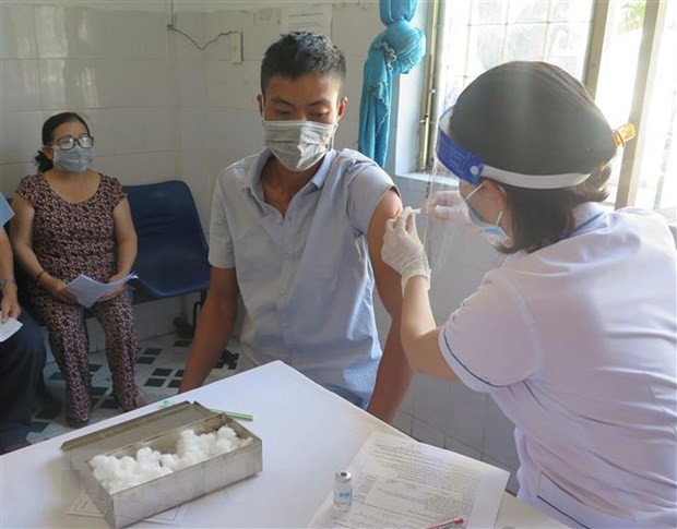 Lực lượng y tế tỉnh Kon Tum tiêm vaccine Covid-19 cho người dân. (Nguồn: TTXVN)