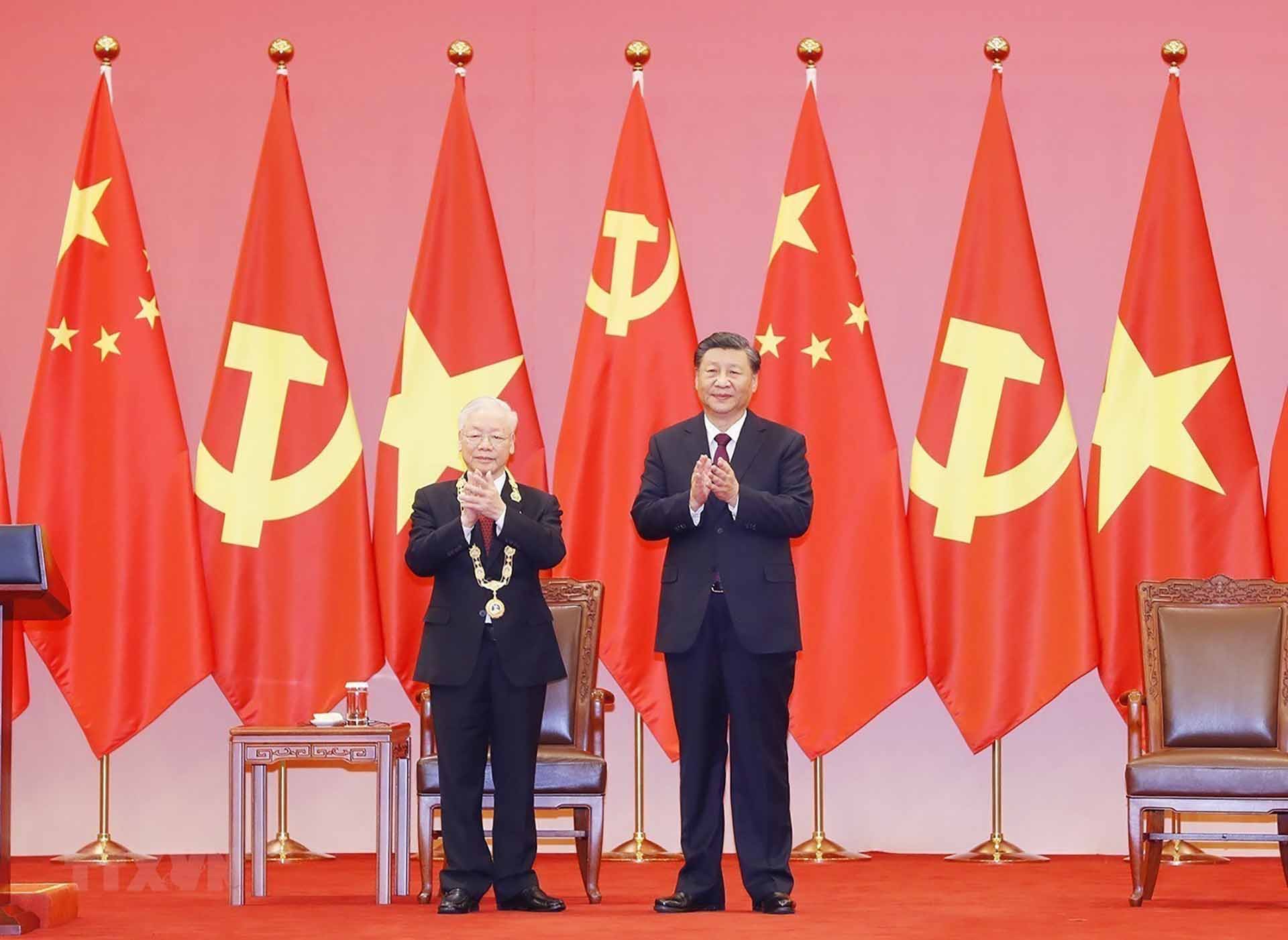 Tổng Bí thư, Chủ tịch Trung Quốc Tập Cận Bình trao Huân chương Hữu nghị tặng Tổng Bí thư Nguyễn Phú Trọng. (Nguồn: TTXVN)