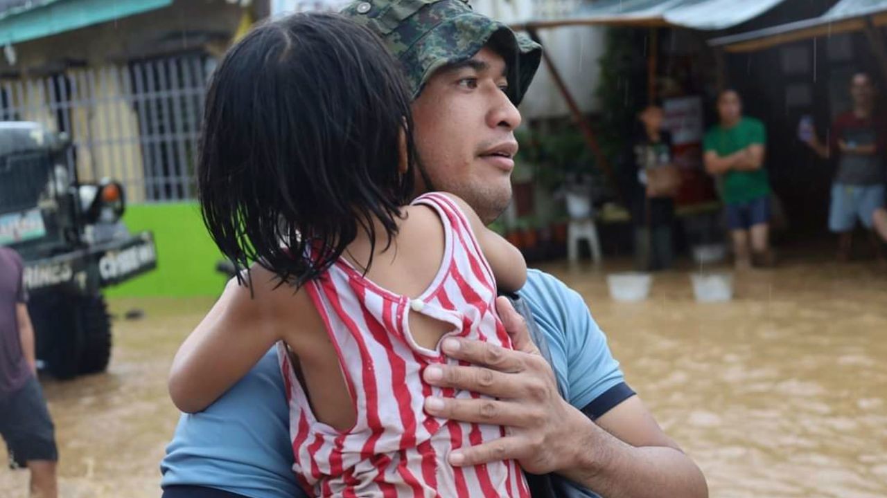 Bão Nalgae đã gây lũ lụt và lở đất tại nhiều khu vực của Philippines, ảnh hưởng đến hơn 1,2 triệu người. (Nguồn: CNN)