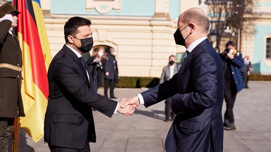 Tổng thống Ukraine Volodymyr Zelensky chào đón Thủ tướng Đức Olaf Scholz trong cuộc gặp ở Kiev, Ukraine, ngày 14/2/2022. (Nguồn: Reuters)