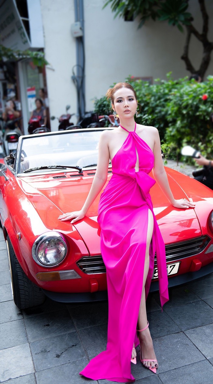 Phong cách thời trang chọn đầm đơn sắc của Phan Minh Huyền