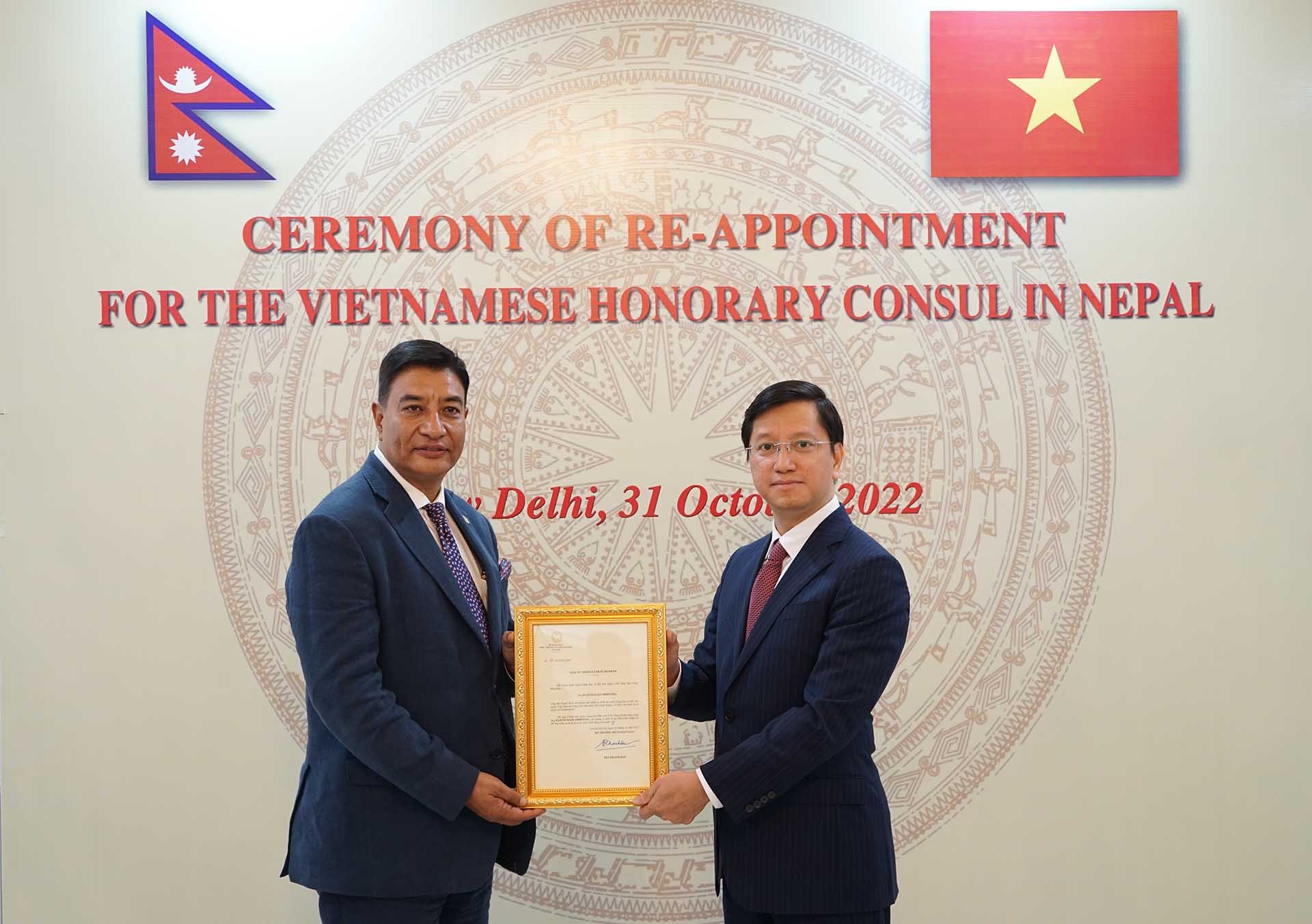 Đại sứ Nguyễn Thanh Hải trao quyết định bổ nhiệm Lãnh sự danh dự Việt Nam tại Nepal cho ông Rajesh Kazi Shrestha.