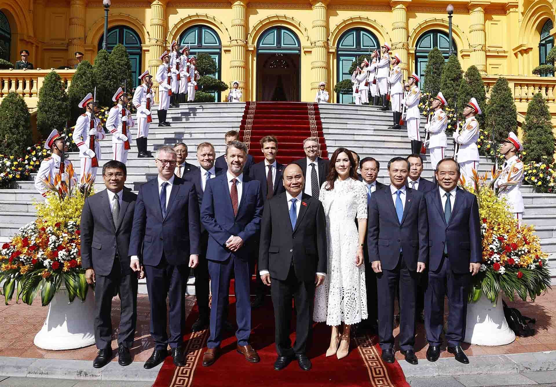 Chủ tịch nước Nguyễn Xuân Phúc chụp ảnh chung với Thái tử kế vị Đan Mạch Frederik và Công nương Phu nhân Mary Elizabeth cùng đại biểu hai nước. (Nguồn: TTXVN)