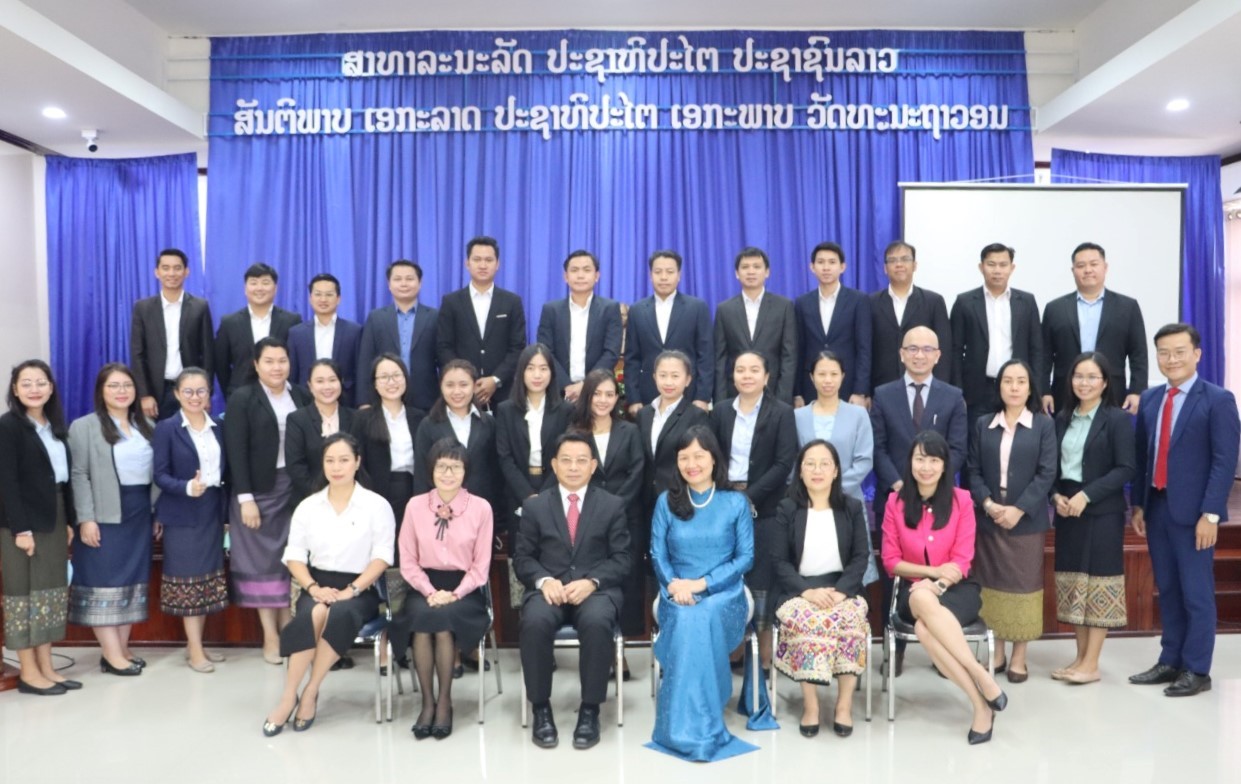 Các đại biểu tại lễ khai giảng khóa bồi dưỡng kỹ năng phiên dịch cho cán bộ đối ngoại Lào