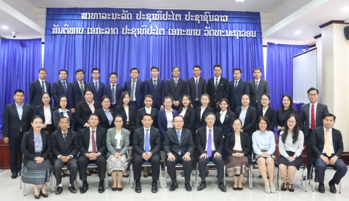 Các đại biểu tại lễ bế giảng khóa bồi dưỡng kỹ năng phiên dịch cho cán bộ đối ngoại Lào.