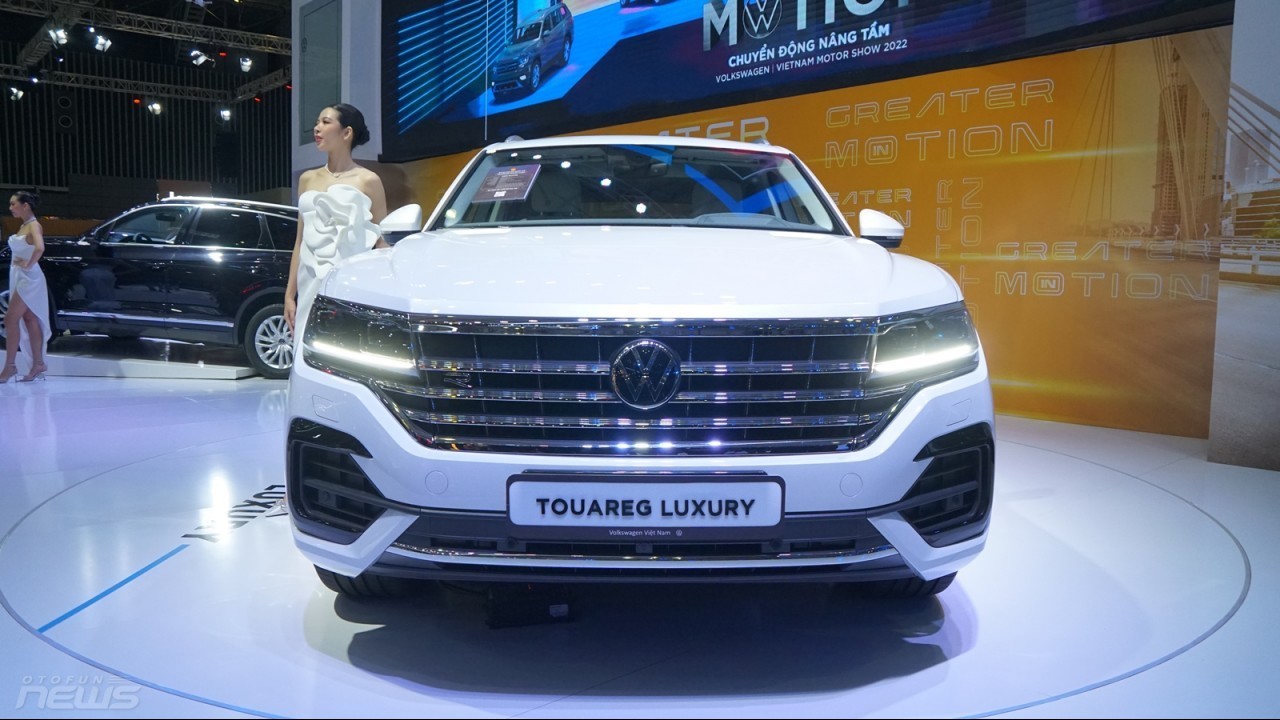 ภาพระยะใกล้ของรถ SUV ระดับไฮเอนด์ของ Volkswagen Touareg ในเวียดนาม ราคาเกือบ 3 พันล้านดองเวียดนาม