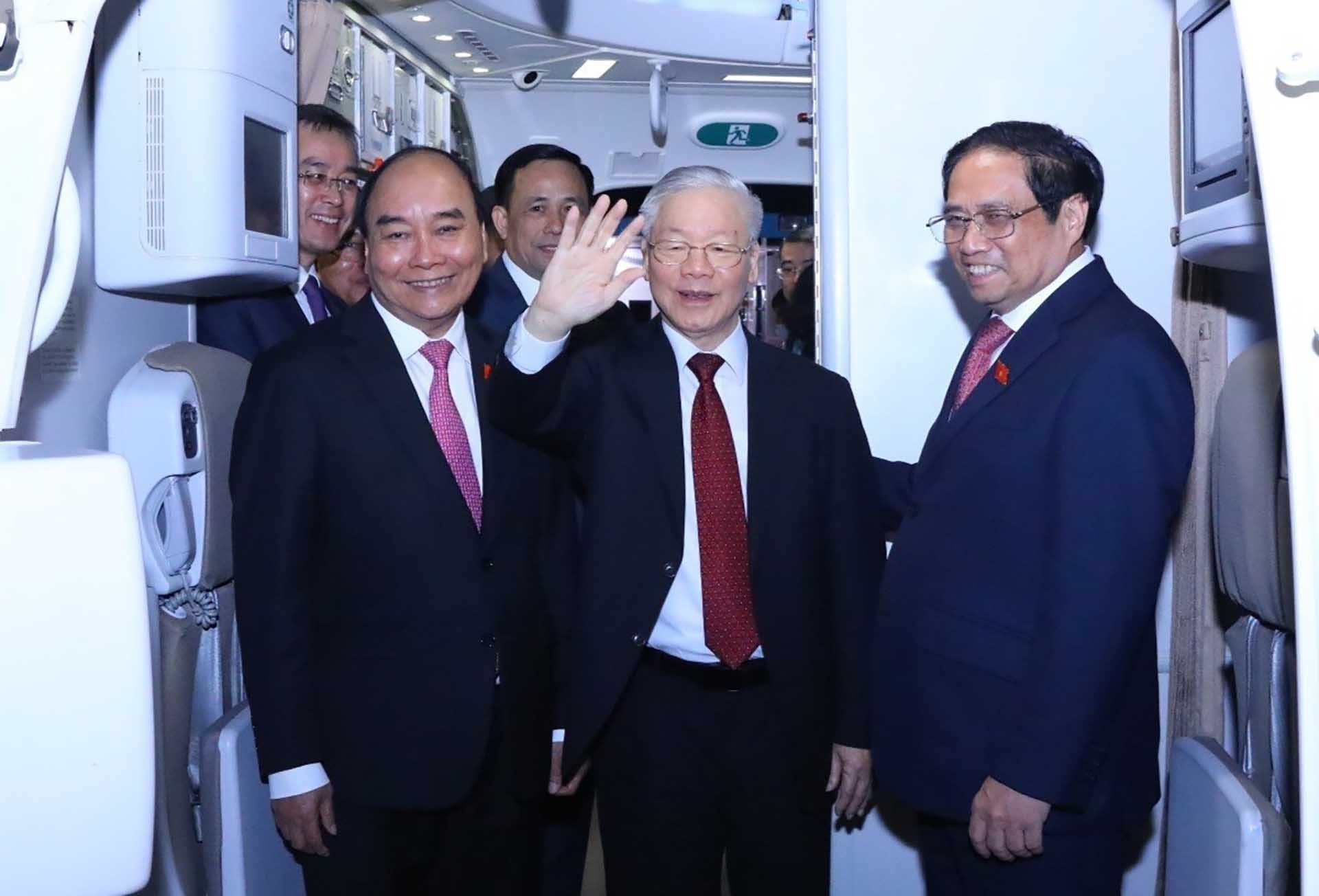 Chủ tịch nước Nguyễn Xuân Phúc, Thủ tướng Phạm Minh Chính đón Tổng Bí thư Nguyễn Phú Trọng. (Nguồn: TTXVN)