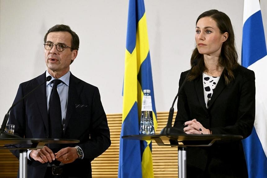 Thủ tướng Thụy Điển Ulf Kristersson (trái) và người đồng cấp Phần Lan Sanna Marin tham dự một cuộc họp báo ở Helsinki, vào ngày 1/11. (Nguồn: Reuters)