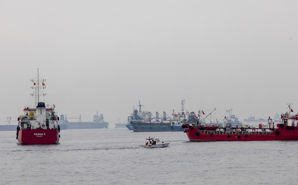 Các tàu thương mại trong thỏa thuận ngũ cốc Biển Đen chờ đợi ngoài khơi Thổ Nhĩ Kỳ sáng sớm ngày 31/10. (Nguồn: Reuters