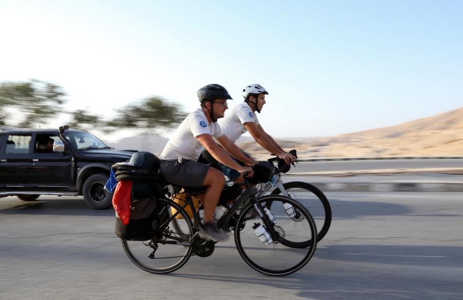 World Cup 2022: Những CĐV đi bộ 1.600km đường sa mạc và đạp xe 8.000km tới Qatar