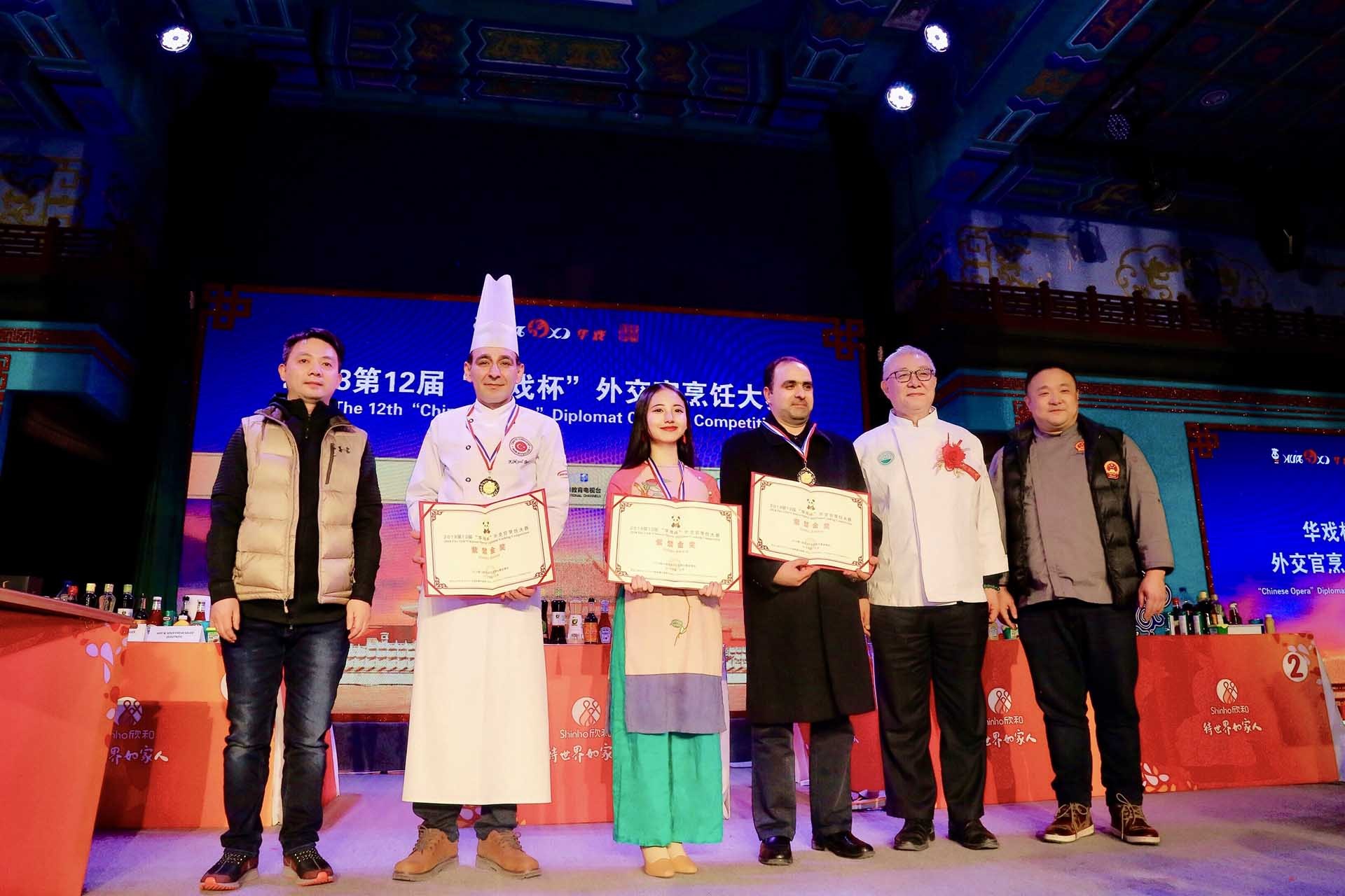 Hạnh Trang (thứ ba, từ trái) nhận giải Vàng cuộc thi nấu ăn dành cho các nhà ngoại giao Cup Huaxi lần thứ 12. (Ảnh: NVCC)