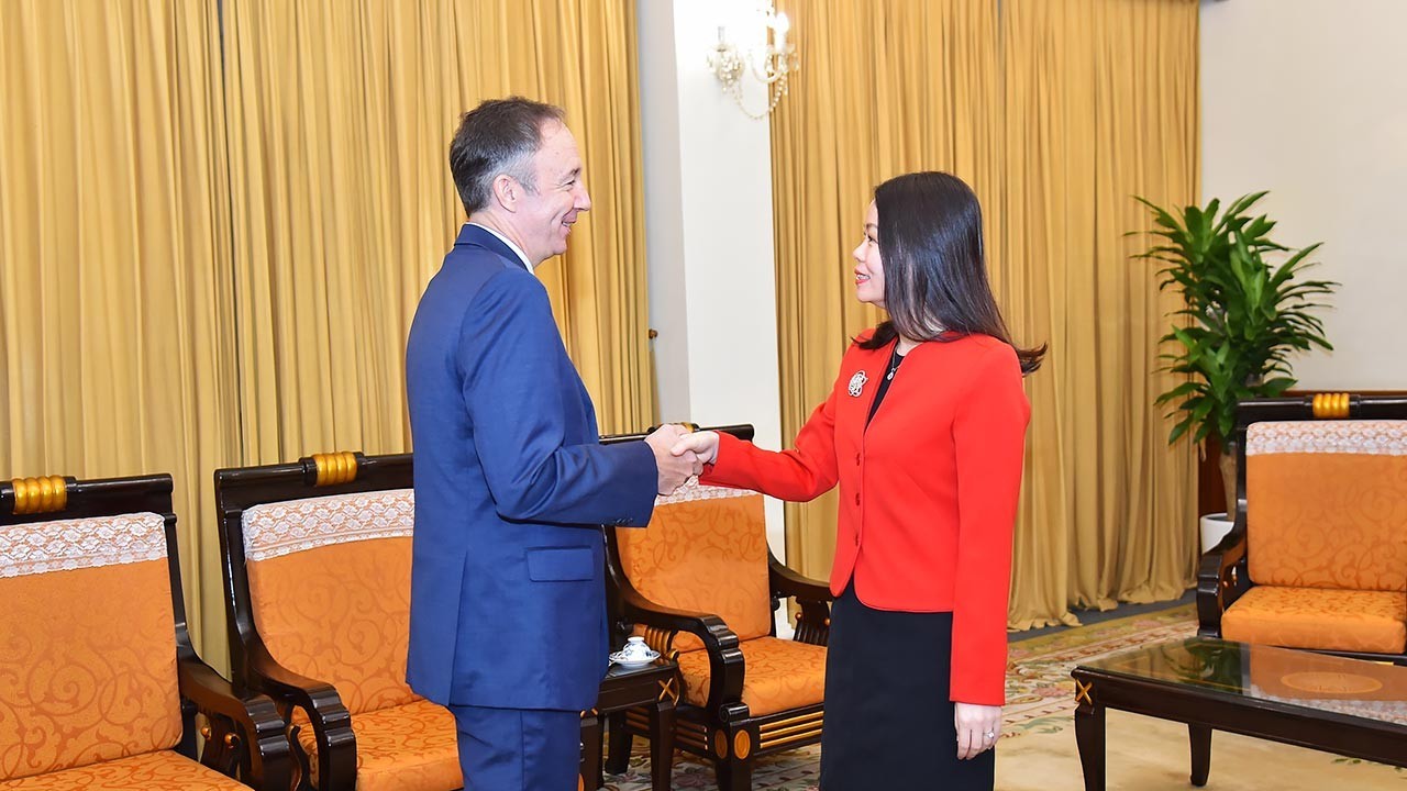 Trợ lý Bộ trưởng Ngoại giao Nguyễn Minh Hằng tiếp Phó Chủ tịch phụ trách Thương mại toàn cầu Tập đoàn Nike