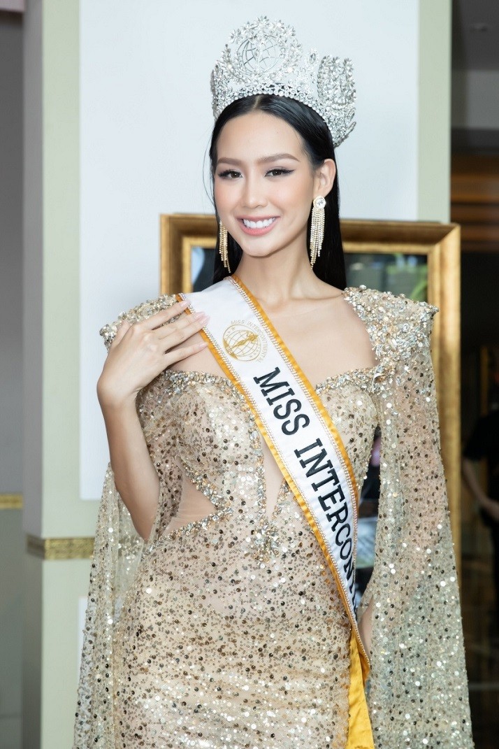 Xuất hiện với vai trò giám khảo, Bảo Ngọc diện đầm dáng cape đính đá của nhà thiết kế Lê Ngọc Lâm, đội vương miện Miss Intercontinental bản chính thức. Thiết kế giúp người đẹp khoe trọn đường cong.