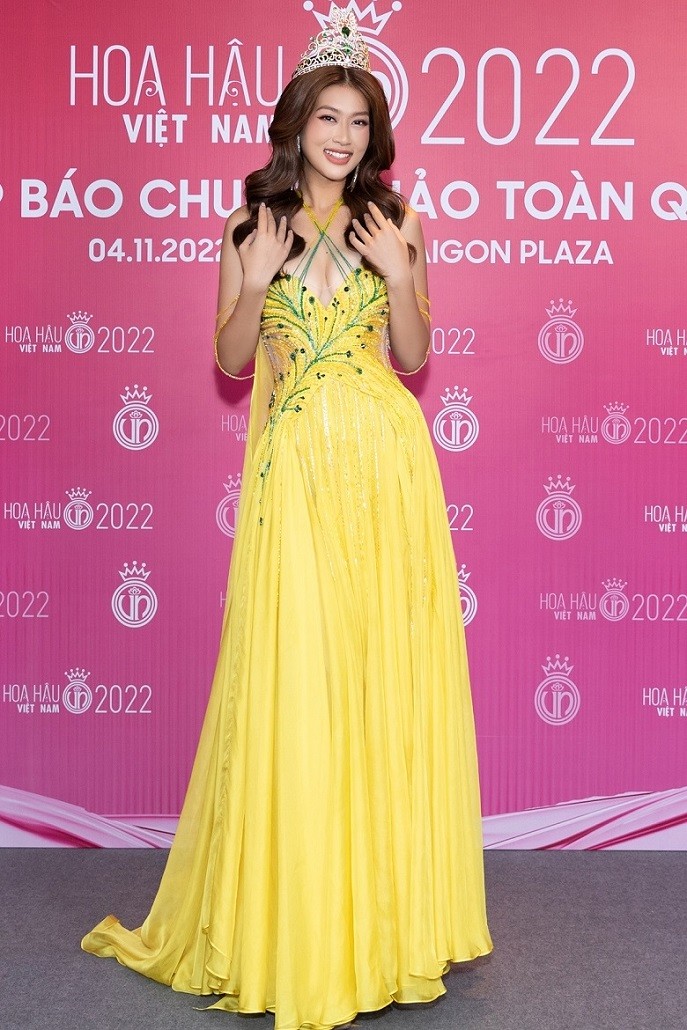 Dàn Hoa hậu đội vương miện lấp lánh dự họp báo cuộc thi Hoa hậu Việt Nam 2022