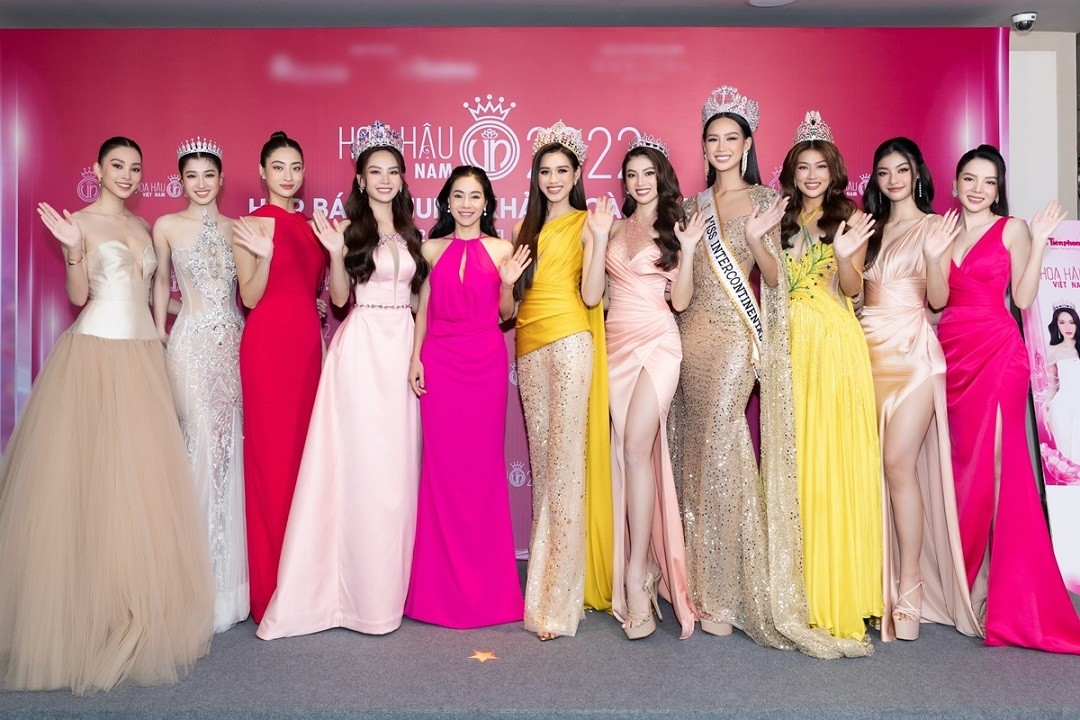 Dàn Hoa hậu đội vương miện lấp lánh dự họp báo cuộc thi Hoa hậu Việt Nam 2022