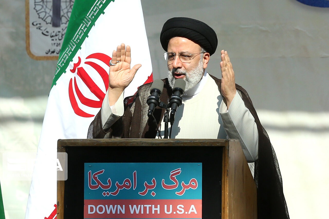 (11.04) Tổng thống Ebrahim Raisi phát biểu tại lễ kỷ niệm 43 năm ngày học sinh, sinh viên Iran chiếm quyền kiểm soát Đại sứ quán Mỹ tại Tehran. (Nguồn: IRNA)