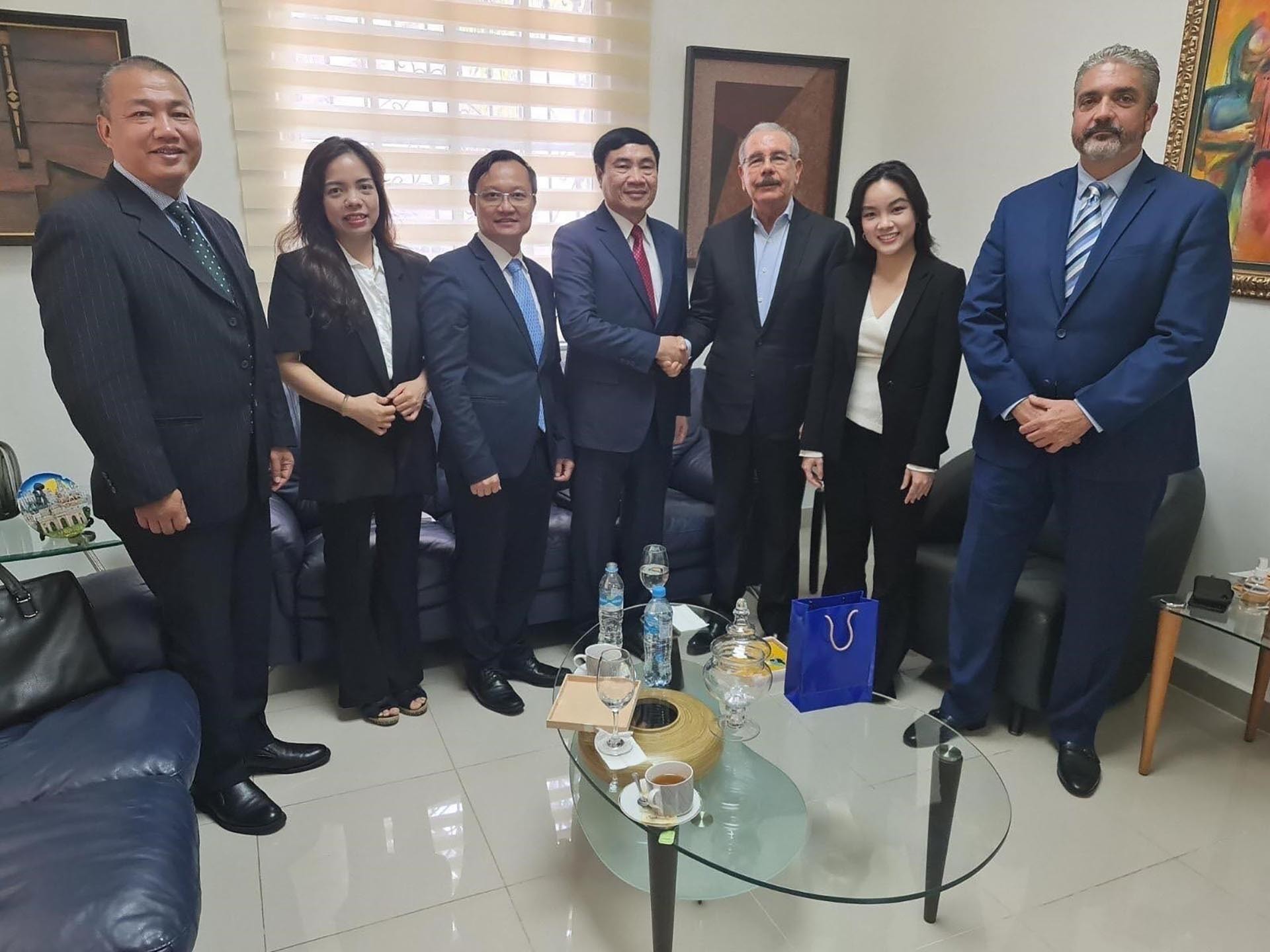 Đoàn đại biểu Đảng Cộng sản Việt Nam tại buổi làm việc với Chủ tịch đảng Giải phóng Dominicana, cựu Tổng thống Danilo Medina Sánchez. (Nguồn: TTXVN)