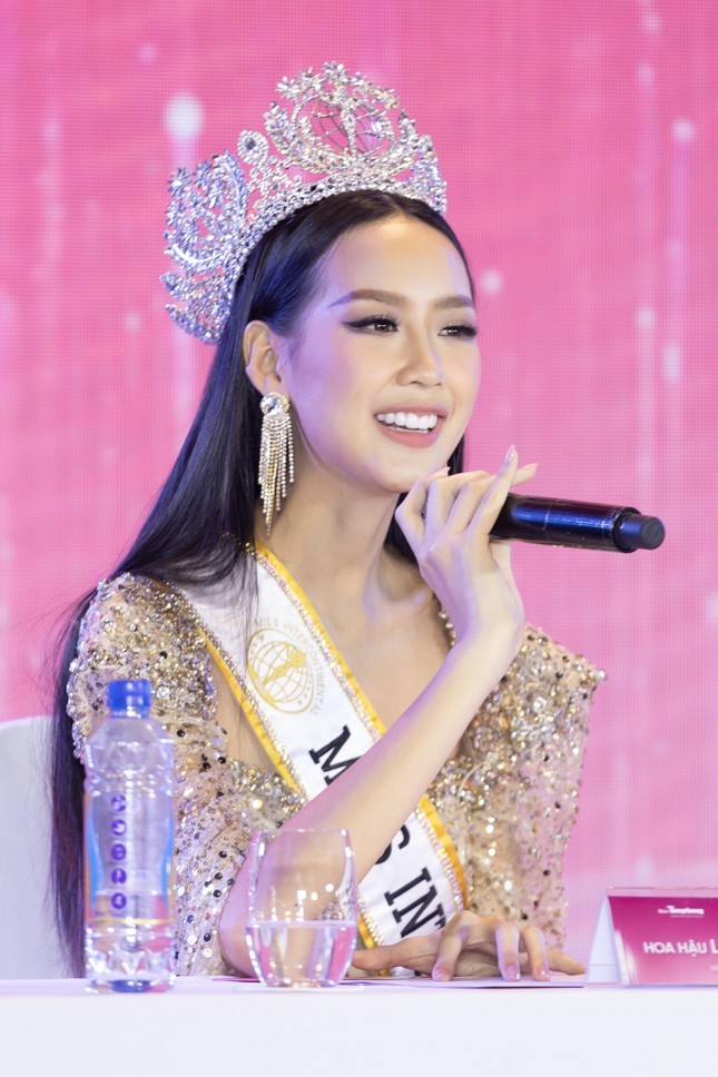 Nhiều fan khen Hoa hậu Bảo Ngọc lưu loát trả lời phóng viên quốc tế bằng tiếng Anh