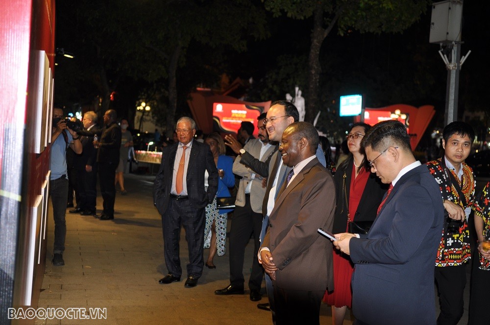 Đại sứ Angola tại Việt Nam Agostinho Fernandes cùng đại diện Bộ Ngoại giao, Bộ Văn hóa, Thể thao & Du lịch tại triển lãm. (Ảnh: Thanh Xuân)