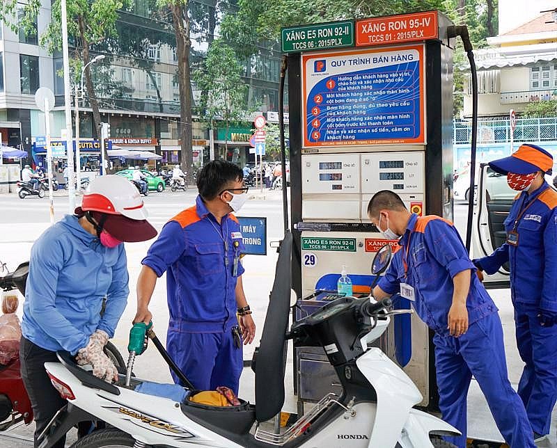 Giá xăng dầu hôm nay 6/11: Liên tục tăng mạnh; Bộ Công Thương phản hồi về tình trạng 'khan xăng dầu'