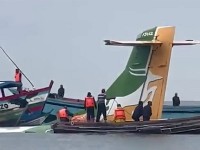 Gặp thời tiết xấu, máy bay chở khách lao xuống hồ ở Tanzania