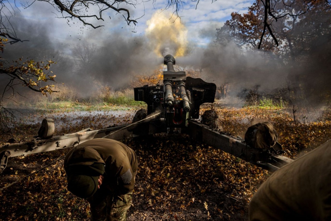 Binh sĩ Ukraine bắn lựu pháo vào chiến tuyến gần Bakhmut, thuộc khu vực Donetsk, miền Đông Ukraine, ngày 31/10. (Nguồn: Getty)