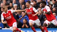 Ngoại hạng Anh: Arsenal trở lại ngôi đầu, Man Utd để thua Aston Villa