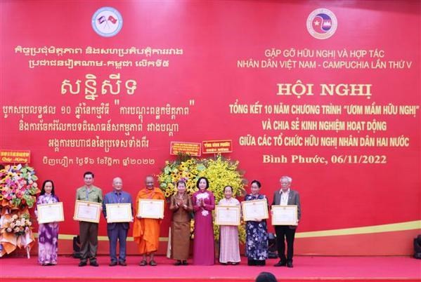 Collectives and individuals honoured for contributions to the Vietnam-Cambodia friendship promotion. (Photo: VNA)