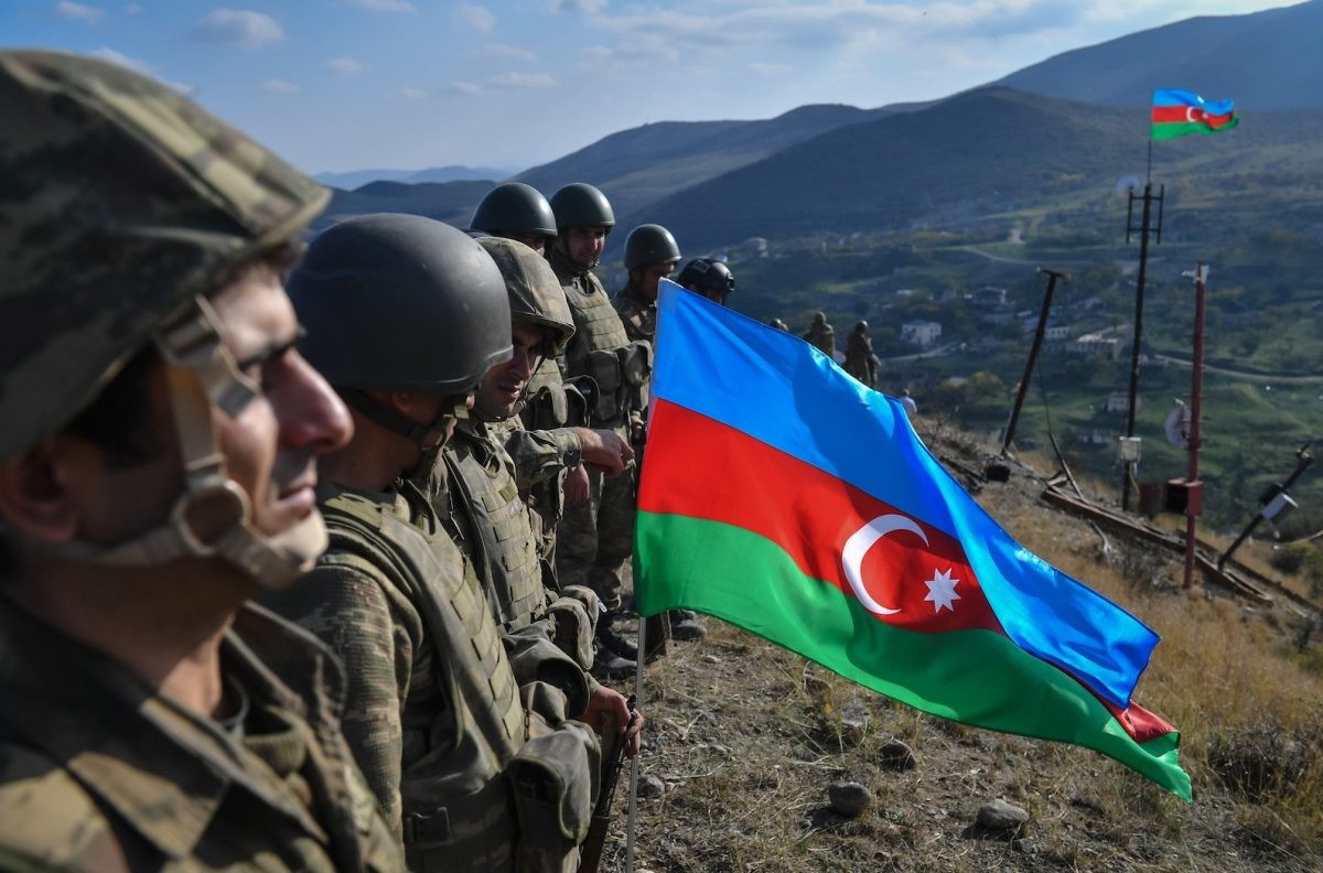 Các thành viên quân đội Azerbaijan cầm quốc kỳ Azerbaijan quốc gia ở độ cao vượt trội gần làng Talysh, Azerbaijan, ngày 22 tháng 10 năm 2020. (Nguồn: Aleksei Kudenko / Sputnik)
