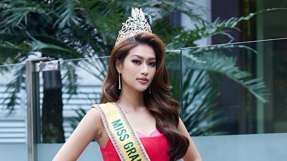 Hoa hậu Đoàn Thiên Ân ghi điểm phong cách thời trang kết hợp đội vương miện
