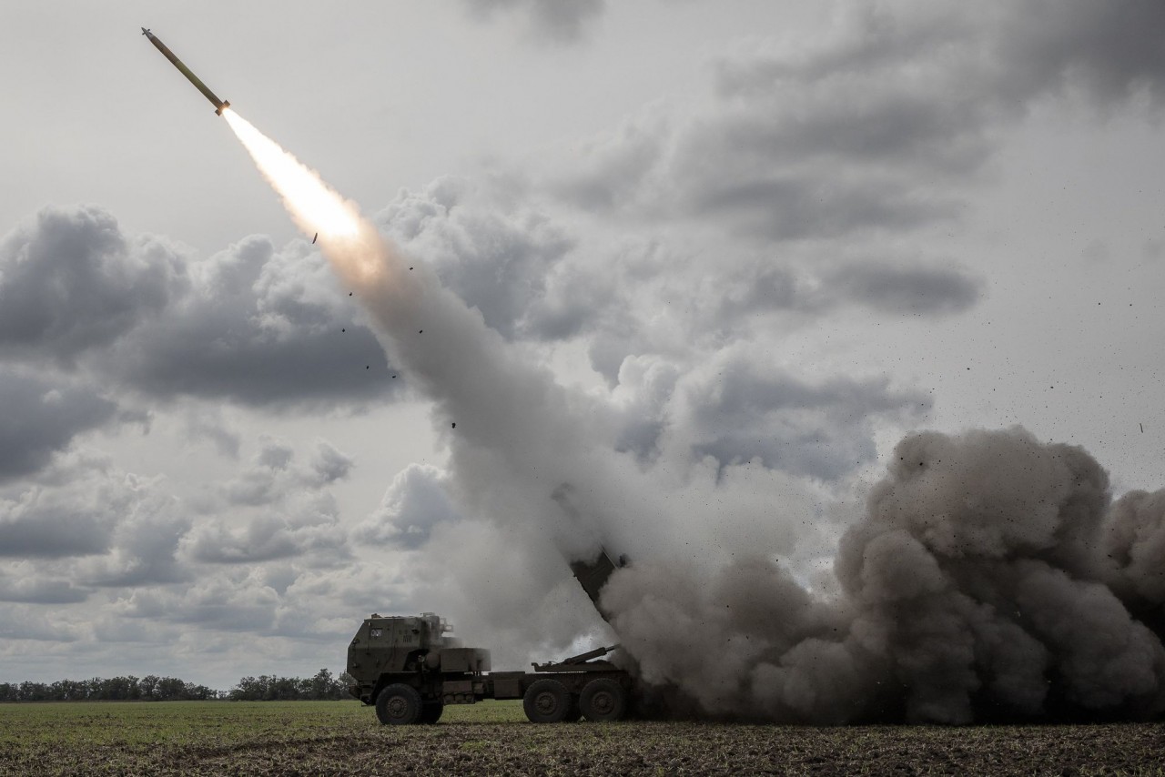 Ukraine bắn tên lửa HIMARS ở mặt trận phía Nam. (Nguồn: Wall Street Journal)
