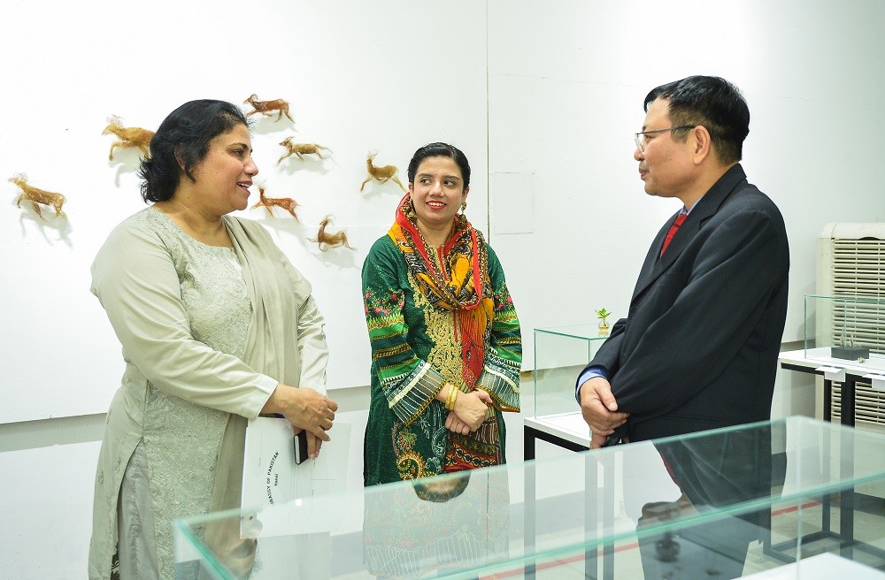 (11.07) Đại sứ Pakistan tại Việt Nam Samina Mehtab trao đổi cùng các đại biểu tại triển lãm nghệ thuật đương đại Pakistan 'Maya' tại Đại học Mỹ thuật Công nghiệp Hà Nội cuối tháng 6/2022. (Nguồn: Quochoi)