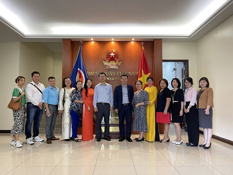 State Committee for Overseas Vietnamese Affairs delegation meets with OVs in Malaysia