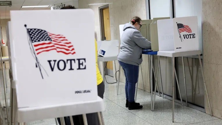 (11.08) Một điểm bỏ phiếu cho cuộc bầu cử giữa kỳ tại Mỹ ở Green Bay, Wisconsin. (Nguồn: Getty Images)