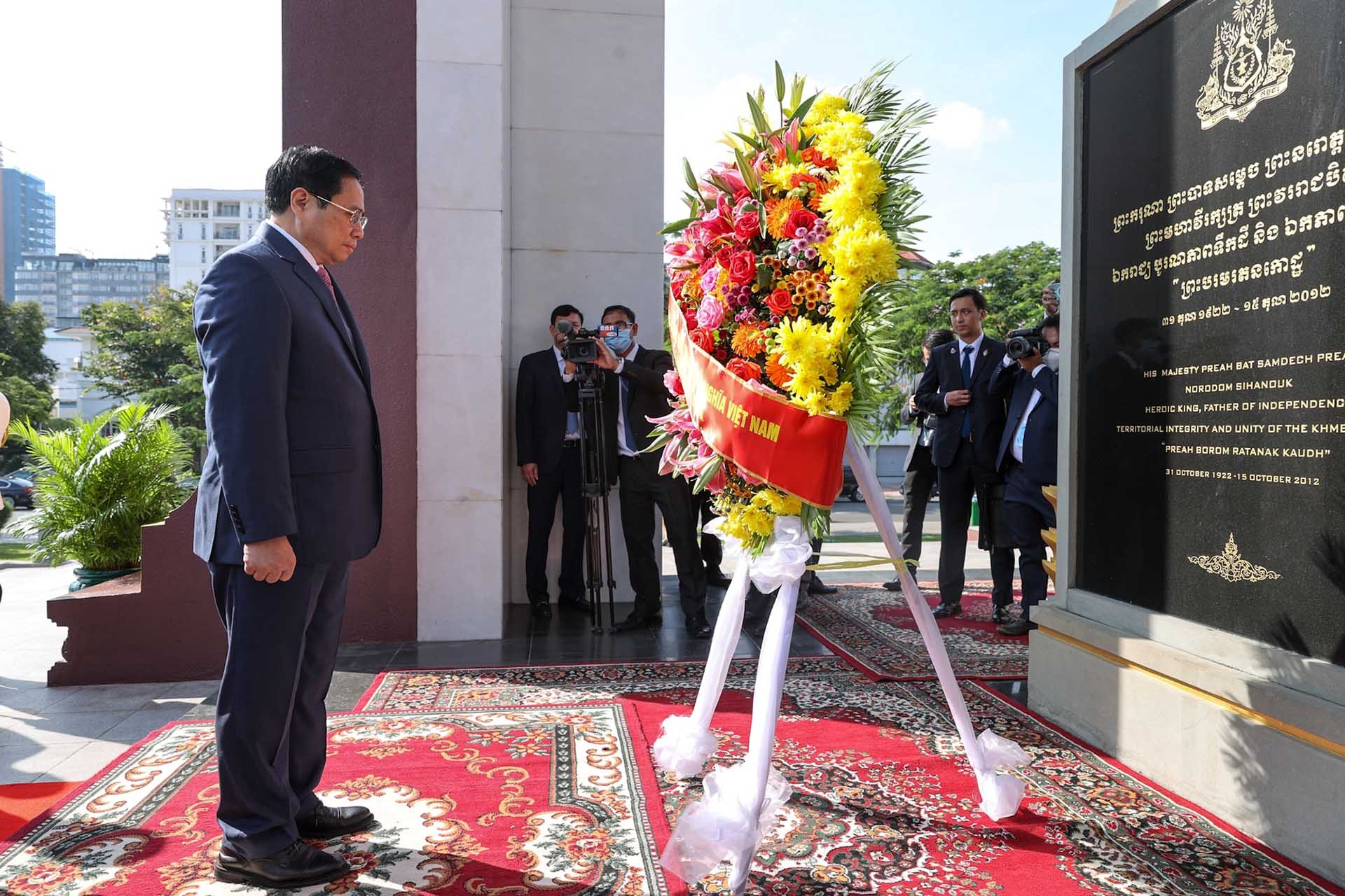 Thủ tướng Phạm Minh Chính tới thủ đô Phnom Penh, bắt đầu chuyến thăm chính thức Campuchia